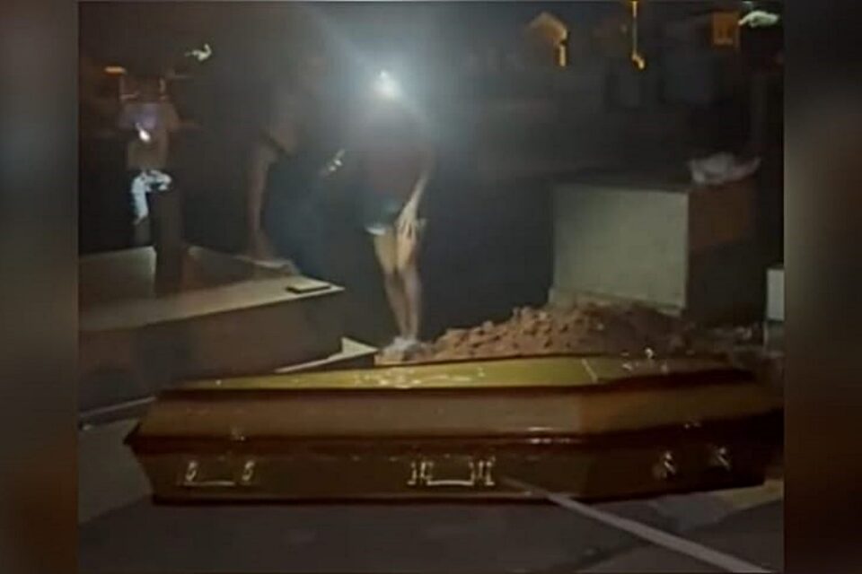 Imagem do caixão no chão