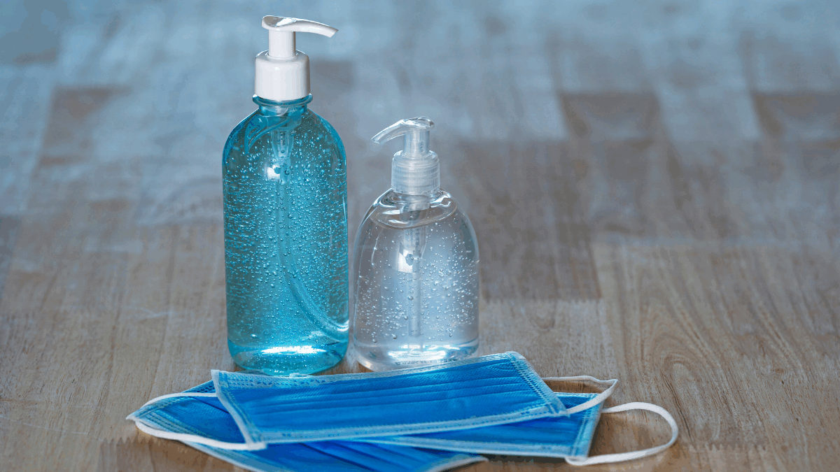 Imagem de embalagens com álcool em gel e máscaras