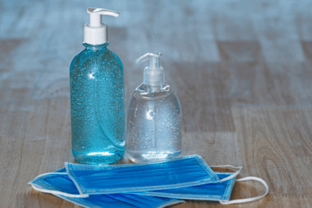 Imagem de embalagens com álcool em gel e máscaras