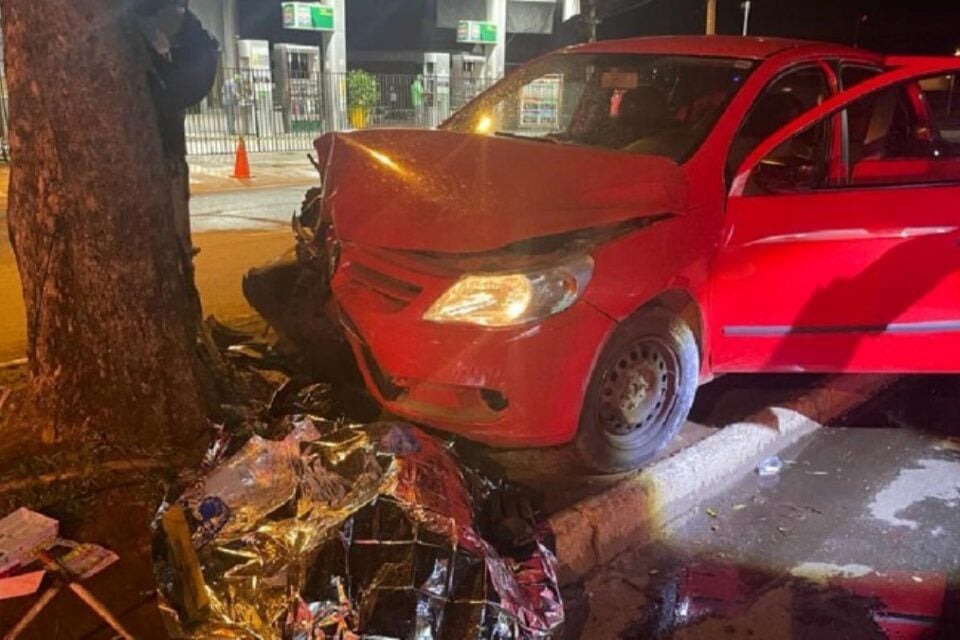 Imagem do carro após atropelar a criança