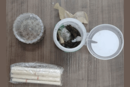 Imagem das porções de drogas encontrada na mochila da criança