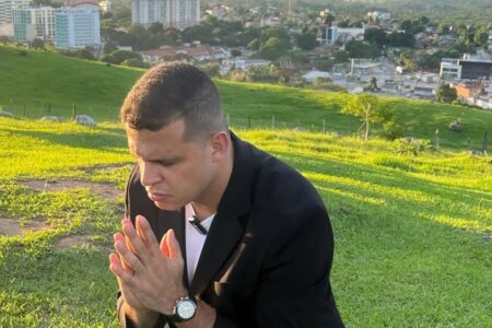 Henrique Santini tinha call center para enganar fiéis Pastor faturou milhões cobrando por milagres vendia kit de bênçãos e prosperidade