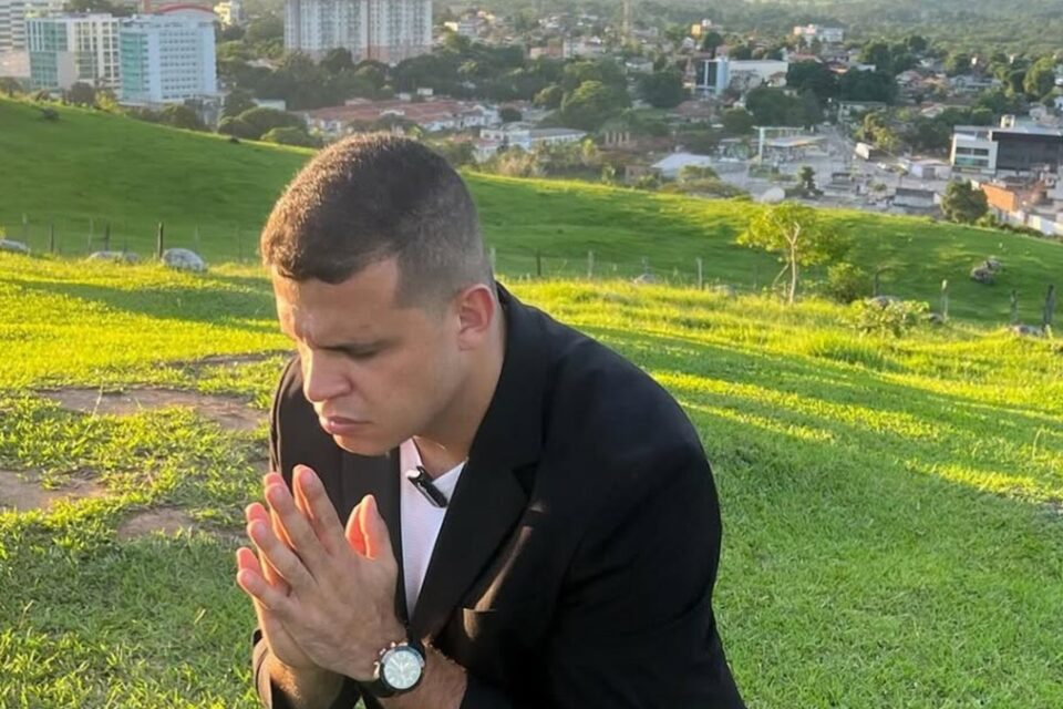 Henrique Santini tinha call center para enganar fiéis Pastor faturou milhões cobrando por milagres vendia kit de bênçãos e prosperidade