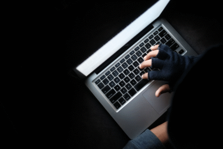Imagem de uma pessoa usando o notebook no escuro