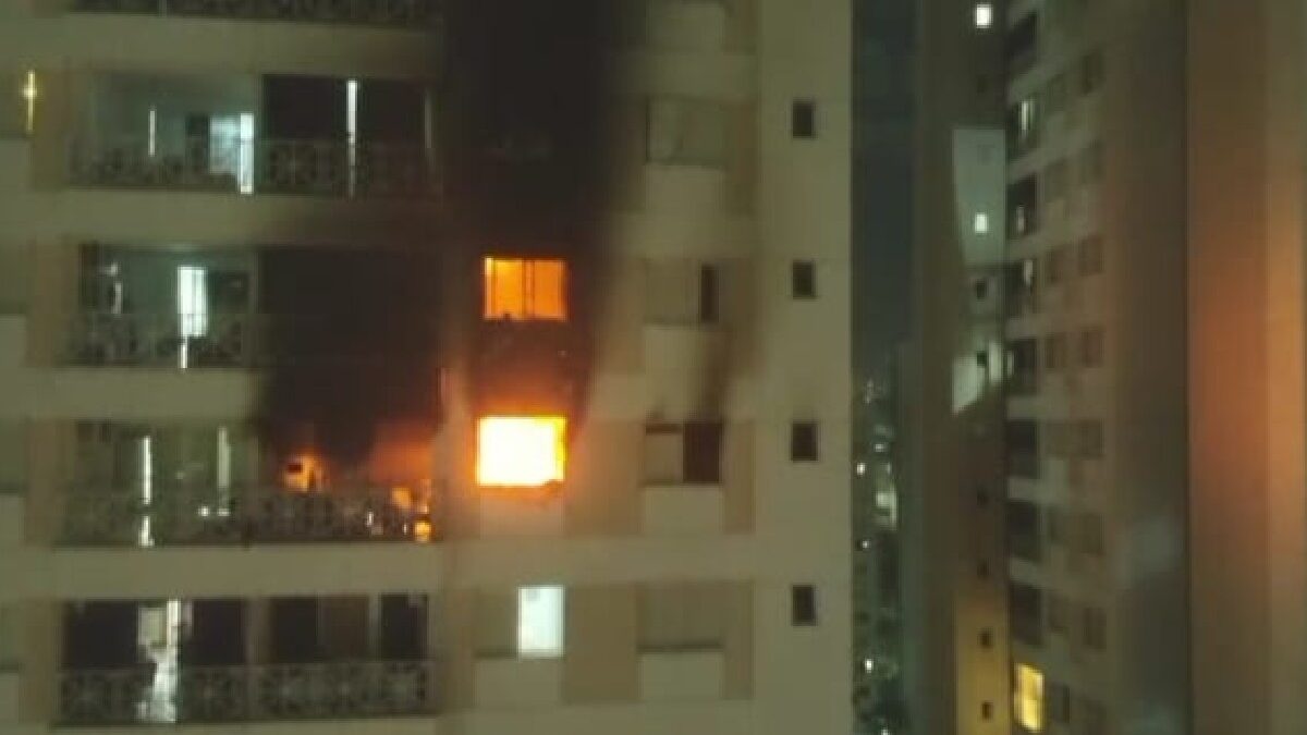 Incêndio em prédio na Vila dos Alpes, em Goiânia, atingiu dois apartamentos