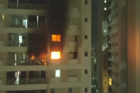Incêndio em prédio na Vila dos Alpes, em Goiânia, atingiu dois apartamentos