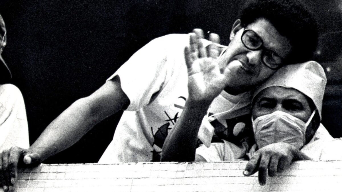 Irmãos se abraçam antes de embarque de um deles para tratamento no Rio de Janeiro, em 1987 (Foto: Carlos Costa)
