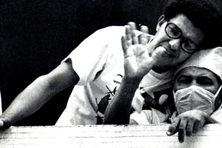 Irmãos se abraçam antes de embarque de um deles para tratamento no Rio de Janeiro, em 1987 (Foto: Carlos Costa)