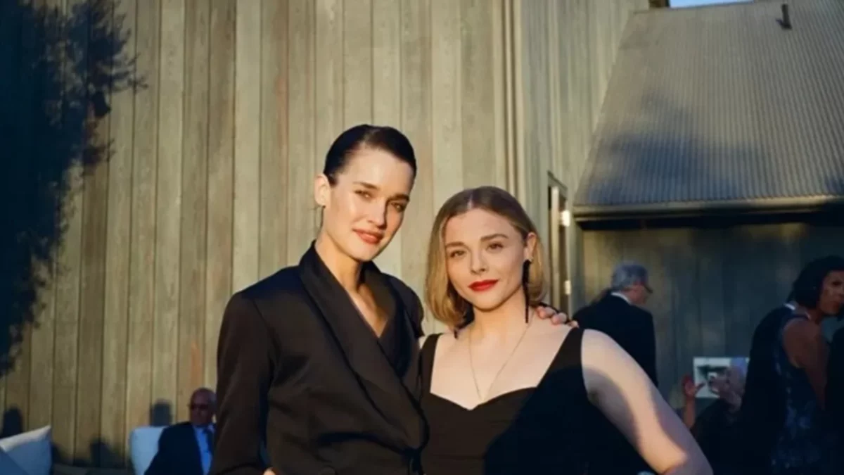 Chloë Grace Moretz, atriz de 'A Família Addams', se casa de azul com Kate Harrison