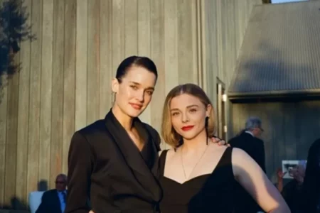 Chloë Grace Moretz, atriz de 'A Família Addams', se casa de azul com Kate Harrison