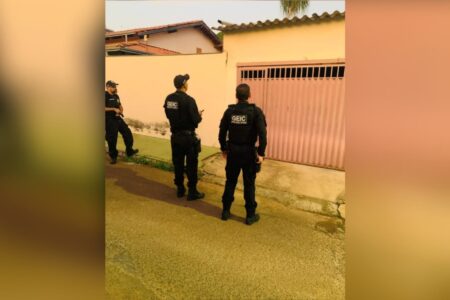 Imagem do momento do cumprimento do mandado