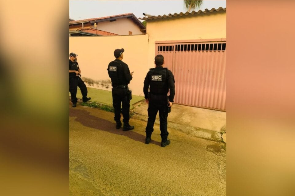Imagem do momento do cumprimento do mandado