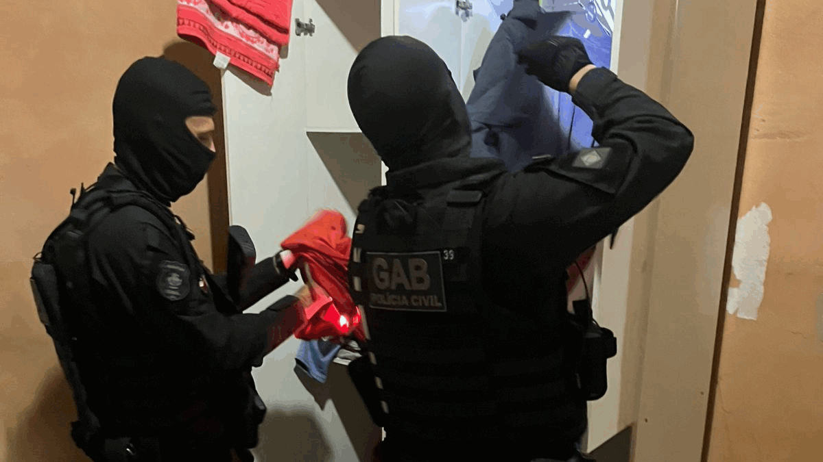 Imagem de policiais fazendo buscas em uma casa