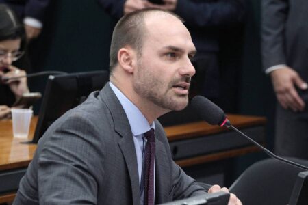 Moraes envia pedido de prisão preventiva de Eduardo Bolsonaro à PGR