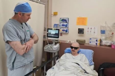 Homem cego tem dente implantado em olho e volta a enxergar; veja foto 'Parecia um pouco ficção científica', contou o paciente no Canadá