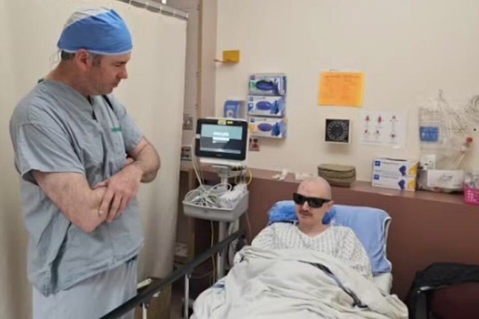 Homem cego tem dente implantado em olho e volta a enxergar; veja foto 'Parecia um pouco ficção científica', contou o paciente no Canadá