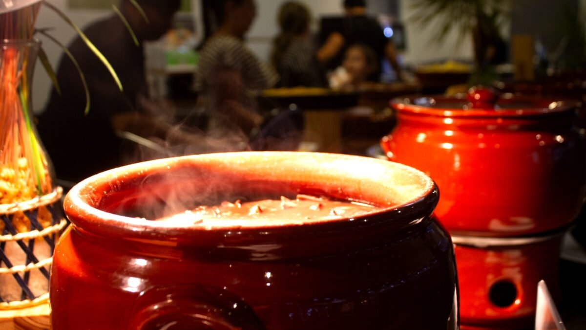 Sábado em Goiânia terá feijoada com samba ao vivo