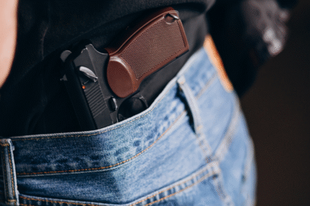 Imagem de um homem com uma arma na cintura