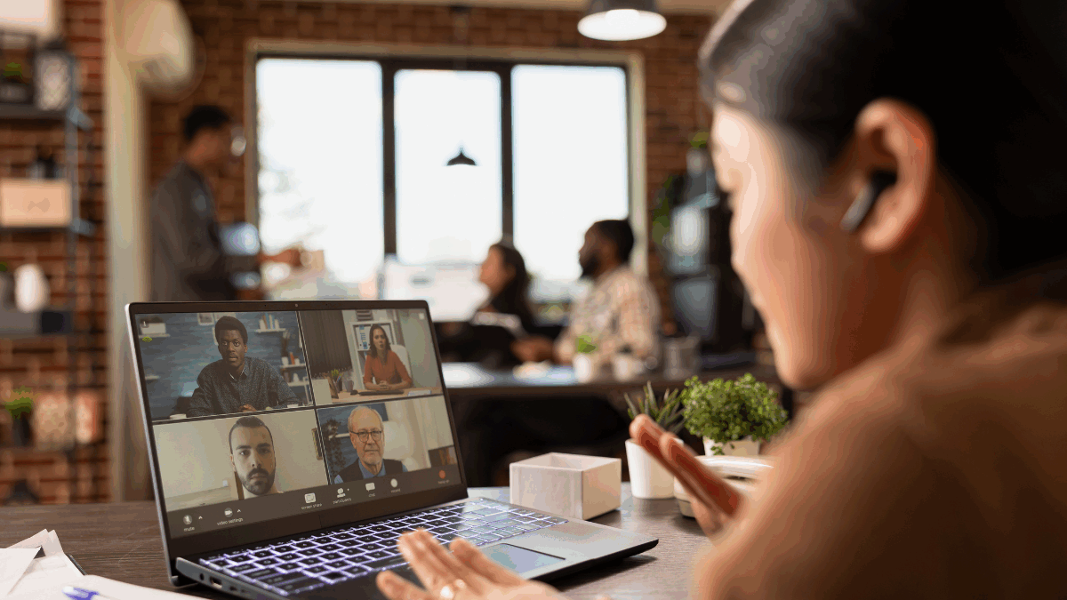 Imagem de uma mulher em uma reunião por chamada de vídeo