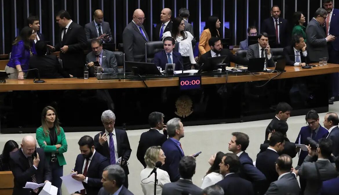 barrar prisões de parlamentares e processos criminais PEC da Blindagem pode ampliar infiltração do crime organizado na política