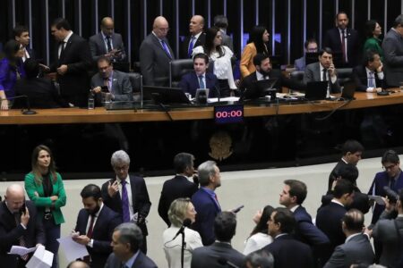 barrar prisões de parlamentares e processos criminais PEC da Blindagem pode ampliar infiltração do crime organizado na política