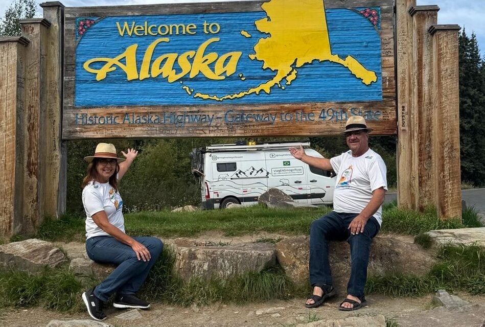 Casal que partiu de Goiânia em motorhome chega ao Alasca; veja imagens Após quase seis meses de viagem, Débora e Marquinhos realizaram o sonho