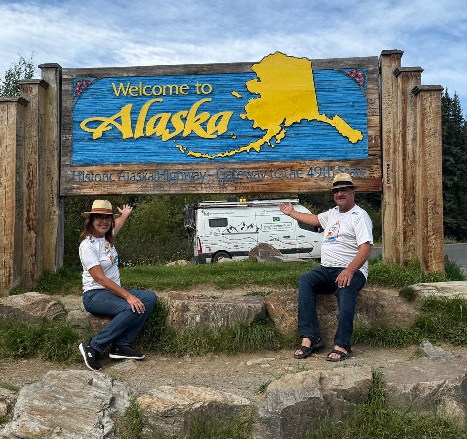 Casal que partiu de Goiânia em motorhome chega ao Alasca; veja imagens Após quase seis meses de viagem, Débora e Marquinhos realizaram o sonho