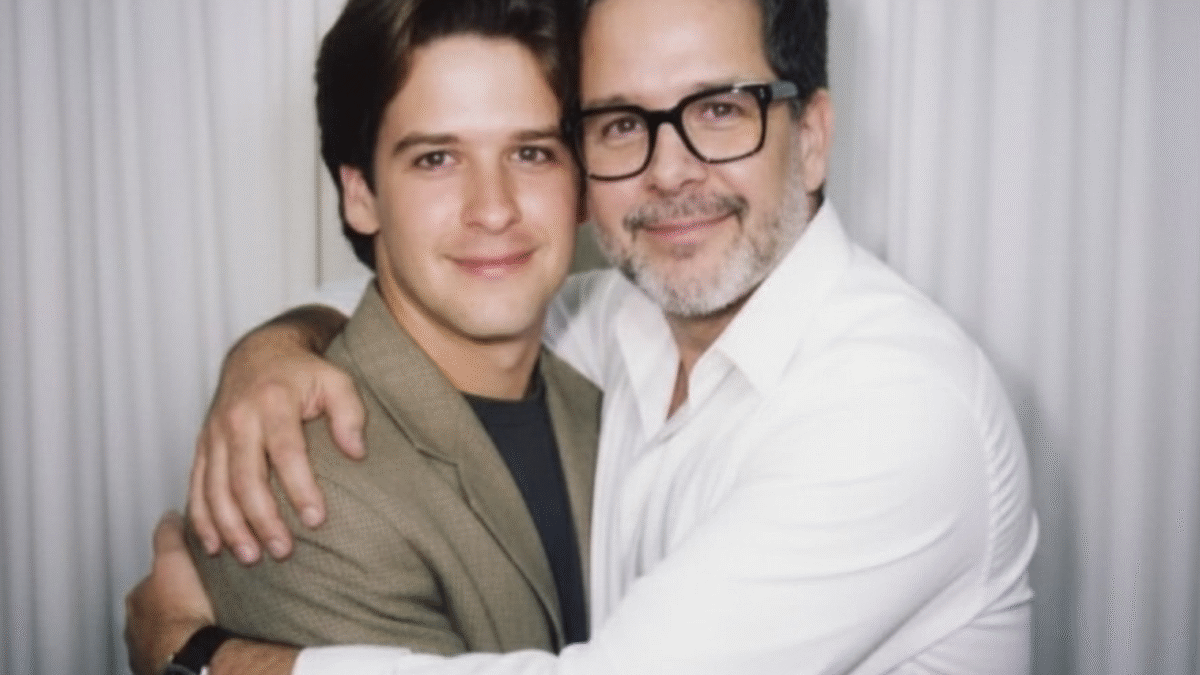 Trend nas redes sociais cria fotos abraçando sua versão jovem ou ídolos com IA; veja como fazer