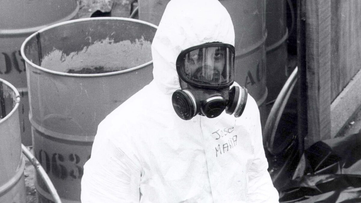 Trabalhador com roupa especial ajudava a isolar peças de roupa contaminadas pelo Césio-137 (Foto: Carlos Costa)