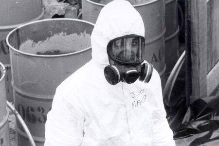 Trabalhador com roupa especial ajudava a isolar peças de roupa contaminadas pelo Césio-137 (Foto: Carlos Costa)