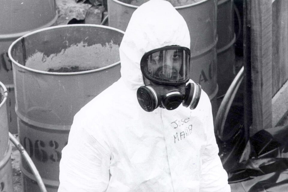 Trabalhador com roupa especial ajudava a isolar peças de roupa contaminadas pelo Césio-137 (Foto: Carlos Costa)