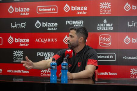 Rafel Lacerda celebra vitória, mas pega pés no chão