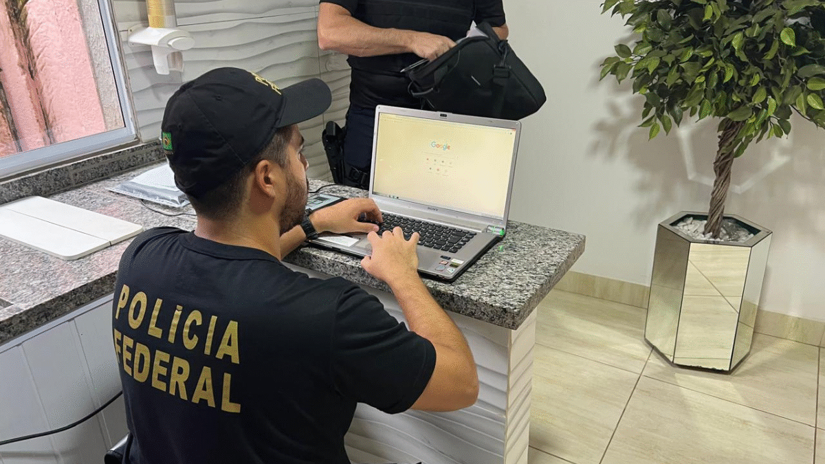 Imagem de policiais trabalhando durante a operação