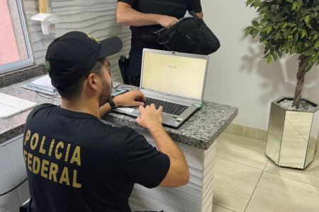 Imagem de policiais trabalhando durante a operação