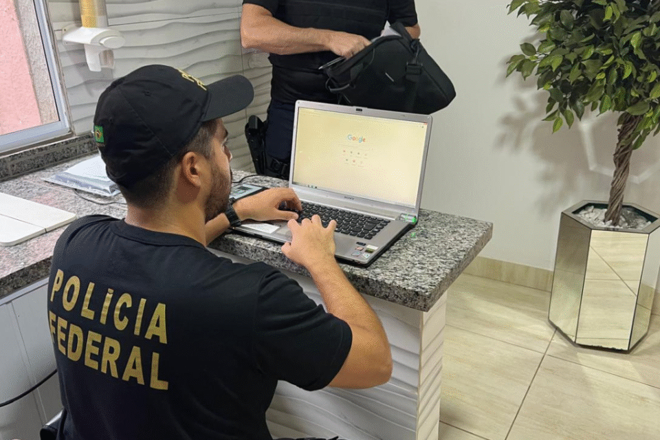 Imagem de policiais trabalhando durante a operação