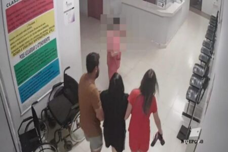 Momento em que a família chega no hospital