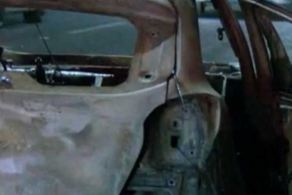 Imagem do veículo após o incêndio