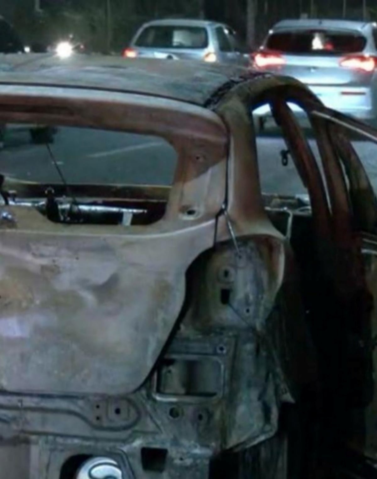 Imagem do veículo após o incêndio