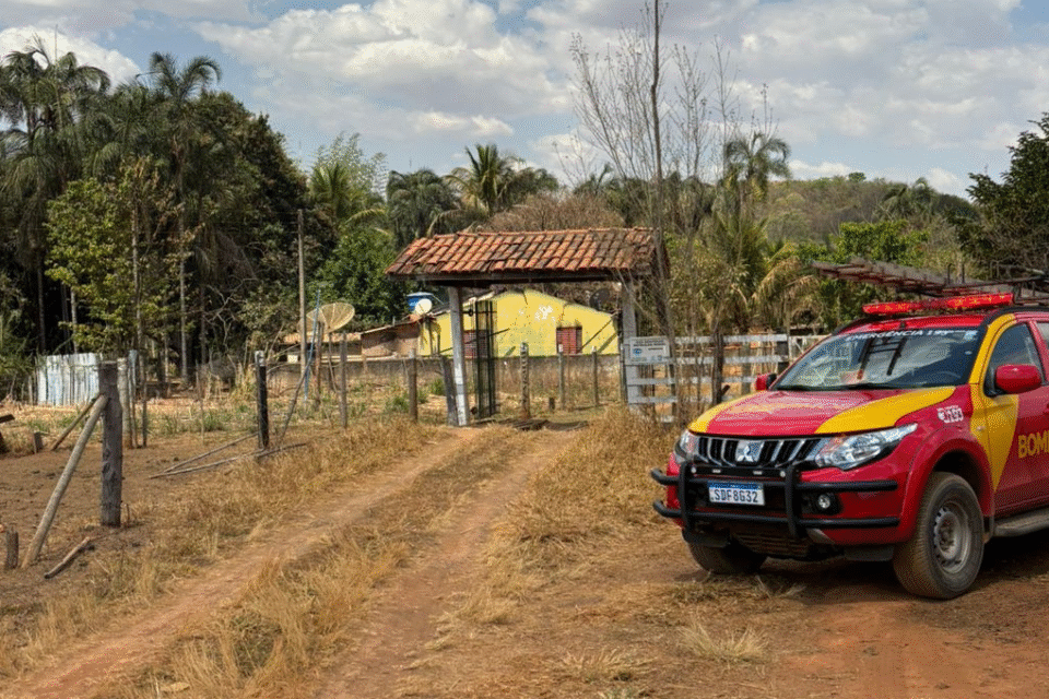 Homem morre em incêndio que destruiu residência na zona rural de Silvânia