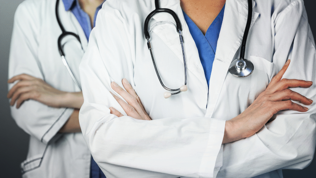 Imagem de médicos usando jaleco