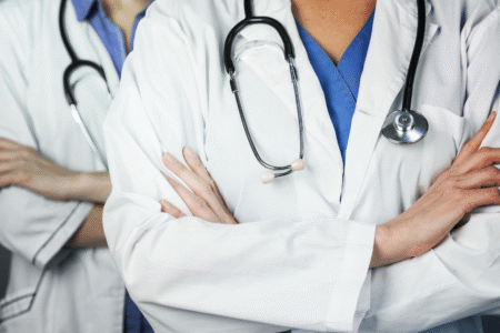 Imagem de médicos usando jaleco