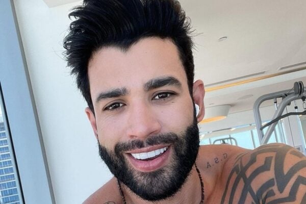 Gusttavo Lima aproveita folga em bar de Goiânia; assista ao vídeo Sertanejo tirou fotos com funcionários do bar e com fãs
