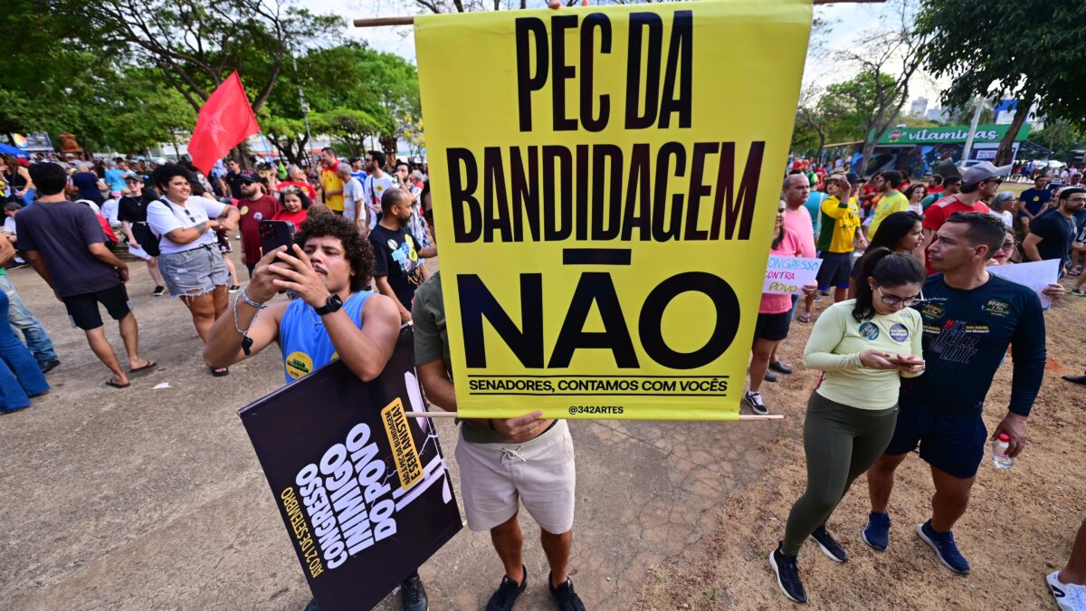 Protesto contra a PEC da Blindagem na Praça Universitária, em Goiânia; veja fotos sindicatos, movimentos sociais e partidos políticos
