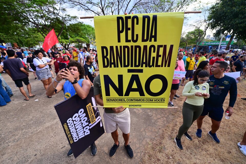 Protesto contra a PEC da Blindagem na Praça Universitária, em Goiânia; veja fotos sindicatos, movimentos sociais e partidos políticos