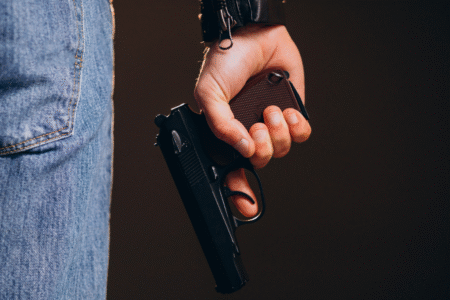 Imagem de um homem com uma arma na mão