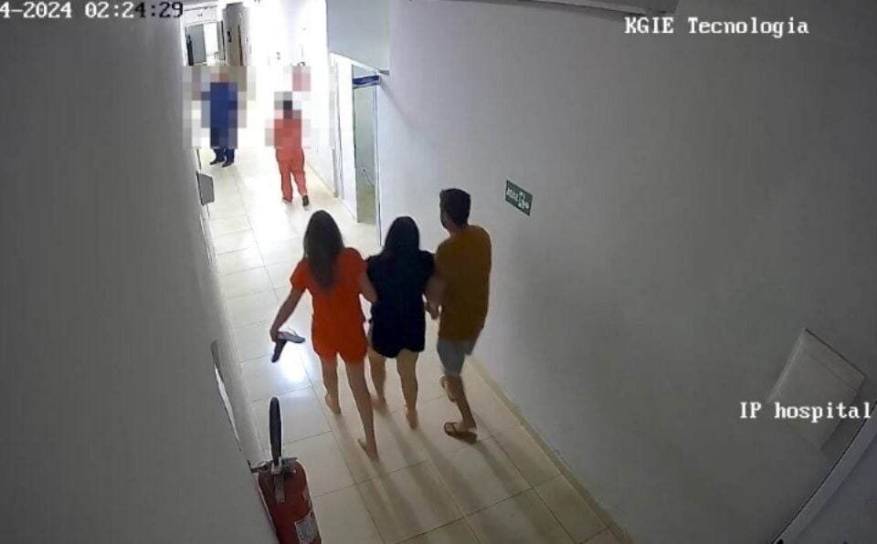 Cleonice entra com os filhos na unidade