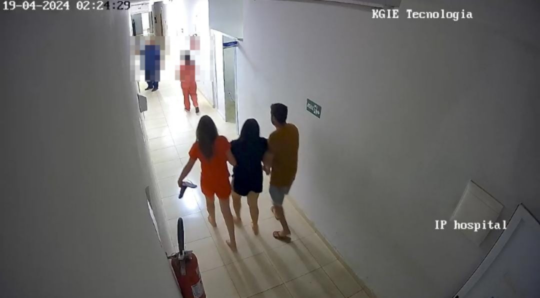 Cleonice entra com os filhos na unidade