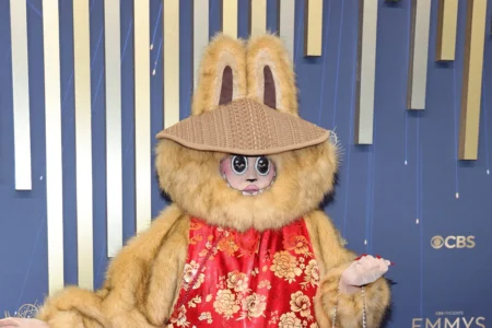Drag vestida de Labubu rouba a cena no Emmy 2025