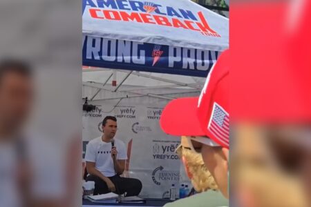 Influenciador trumpista Charlie Kirk é baleado durante evento em universidade