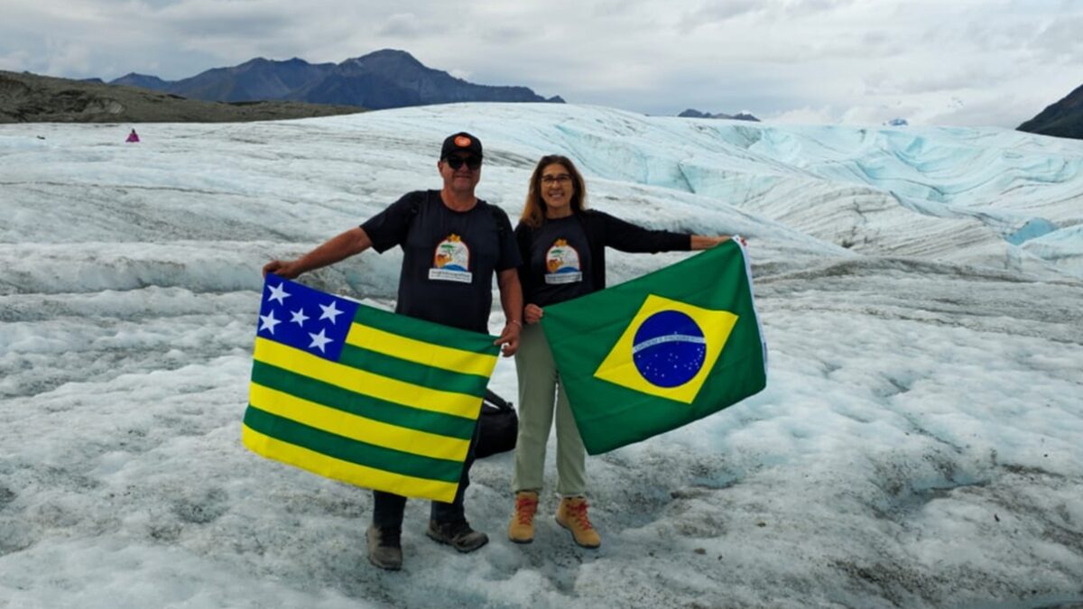 Casal que partiu de Goiânia em motorhome chega ao Alasca; veja imagens Após quase seis meses de viagem, Débora e Marquinhos realizaram o sonho